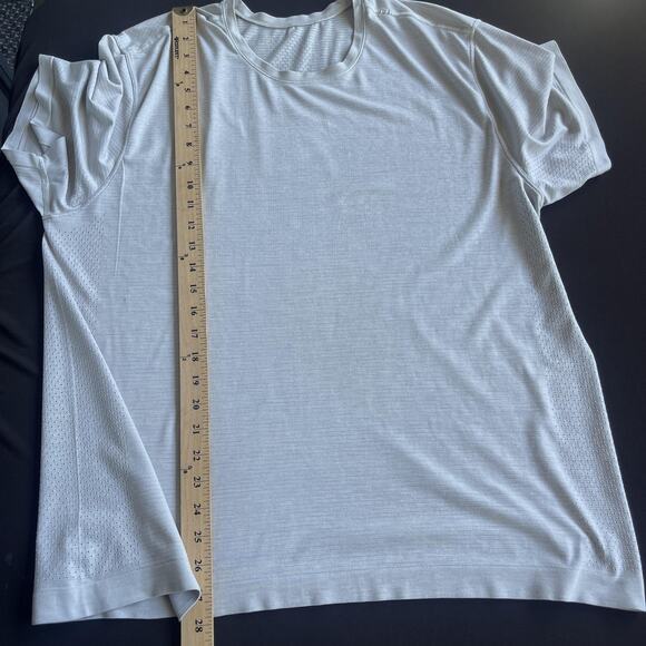 Lululemon Shirt Mens 2XL Gray Athletic Vent Tech Short Sleeve Perforated Tee - Picture 9 of 10